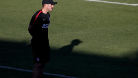 El entrenador argentino del Atlético de Madrid Diego Simeone durante un entrenamiento. | JUANJO MARTÍN (EFE) El entrenador argentino del Atlético de Madrid Diego Simeone durante un entrenamiento. | JUANJO MARTÍN (EFE)