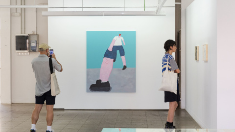 Dos visitants a la galeria Ana Mas Projects durant l'edició de 2022 Dos visitants a la galeria Ana Mas Projects durant l'edició de 2022