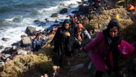 Un grupo de refugiados camina hasta el campamento de Kara Tepe, en la isla griega de Lesbos, tras llegar en balsa desde Turquía.- JAVI JULIO/ NERVIO FOTO