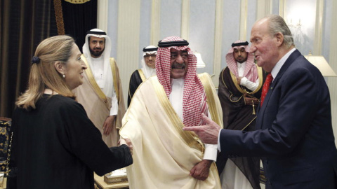 El príncipe Muqrin bin Abdulaziz Al Saud recibe al rey emérito Juan Carlos I y a la actual presidenta del Congreso, Ana Pastor, en mayo del 2014. EFE El príncipe Muqrin bin Abdulaziz Al Saud recibe al rey emérito Juan Carlos I y a la actual presidenta del Congreso, Ana Pastor, en mayo del 2014. EFE