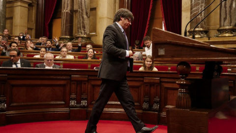 El president de la Generalitat de Catalunya, Carles Puigdemont, durante el debate sobre la Ley de Transitoriedad en el Parlament, este jueves. PAU BARRENA / AFP