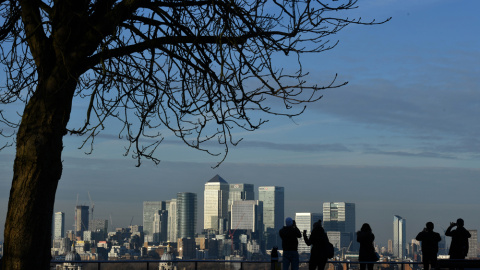 Varias personas toman fotos desde el Parque Greenwich de Canary Wharf, el distrito financiero londinense donde tienen su sede gran número de bancos internacionales y oficinas. AFP/Ben Stansall Varias personas toman fotos desde el Parque Greenwich de Canary Wharf, el distrito financiero londinense donde tienen su sede gran número de bancos internacionales y oficinas. AFP/Ben Stansall