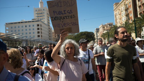 Una mujer sostiene una pancarta durante una manifestación en defensa de la sanidad pública, a 25 de marzo de 2023, en Málaga. Una mujer sostiene una pancarta durante una manifestación en defensa de la sanidad pública, a 25 de marzo de 2023, en Málaga.