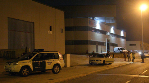 Agentes de la Guardia Civil vigilan desde primeras horas de la tarde de la sede de una imprenta ubicada en un polígono industrial de Constantí (Tarragona), que podría imprimir el censo para el referéndum soberanista del 1 de octubre. EFE/Jaume Sellart Agentes de la Guardia Civil vigilan desde primeras horas de la tarde de la sede de una imprenta ubicada en un polígono industrial de Constantí (Tarragona), que podría imprimir el censo para el referéndum soberanista del 1 de octubre. EFE/Jaume Sellart