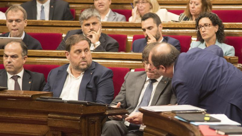 Miquel Iceta charlando con el presidente de la Generalitat, Carles Puigdemont, en presencia del vicepresidente del Govern, Oriol Junqueras, durante la sesión del Parlament de este pasado miércoles 6 de septiembre. EFE/ Marta Pérez Miquel Iceta charlando con el presidente de la Generalitat, Carles Puigdemont, en presencia del vicepresidente del Govern, Oriol Junqueras, durante la sesión del Parlament de este pasado miércoles 6 de septiembre. EFE/ Marta Pérez