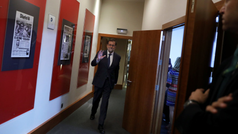 El presidente del Gobierno entra en la sala de ruedas de prensa del complejo de La Moncloa para su comparencencia tras el Consejo de Ministos extraordinario. REUTERS/Susana Vera