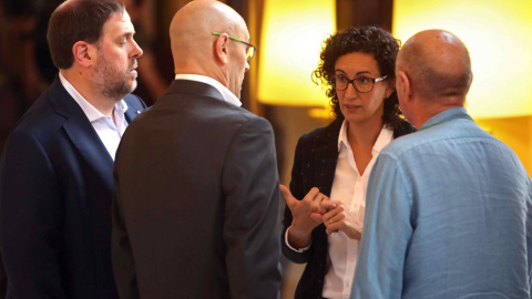 El vicepresidente del Govern, Oriol Junqueras, conversa con los diputados de Junts pel Sí, Marta Rovira, Lluís Llach y el conseller de Asuntos Exteriores, Raül Romeva en los pasillos del Parlament donde / EFE - Toni Albir El vicepresidente del Govern, Oriol Junqueras, conversa con los diputados de Junts pel Sí, Marta Rovira, Lluís Llach y el conseller de Asuntos Exteriores, Raül Romeva en los pasillos del Parlament donde / EFE - Toni Albir