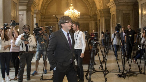 El presidente de la Generalitat de Cataluña, Carles Puigdemont, camina hoy por el Parlament de Cataluña donde prosigue el pleno después de la aprobación de la ley catalana del referéndum / EFE - Marta Pérez El presidente de la Generalitat de Cataluña, Carles Puigdemont, camina hoy por el Parlament de Cataluña donde prosigue el pleno después de la aprobación de la ley catalana del referéndum / EFE - Marta Pérez
