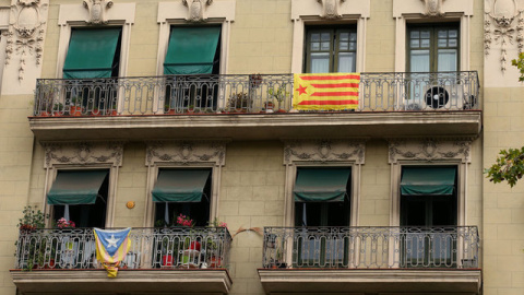 Esteladas colgando de balcones de Barcelona. REUTERS/Albert Gea Esteladas colgando de balcones de Barcelona. REUTERS/Albert Gea