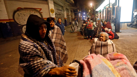 La gente espera en la calle tras el terremoto que ha sacudido México. REUTERS/Edgard Garrido