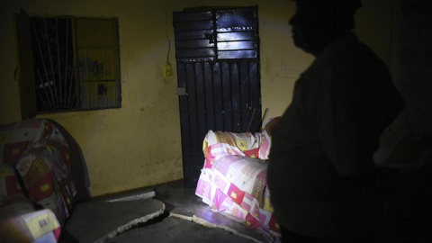 Un residente del municipio de Coatzacoalcos, en el estado de Veracruz (México), observa el piso de su hogar destrozado tras el terremoto. EFE/Ángel Hernández