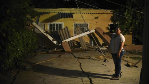 Una residente del municipio de Coatzacoalcos, en el estado de Veracruz (México), observa el piso de su hogar destrozado tras el terremoto. EFE/Ángel Hernández