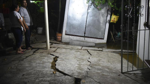 Un residente del municipio de Coatzacoalcos, en el estado de Veracruz (México), observa el piso de su hogar destrozado tras el terremoto. EFE/Ángel Hernández