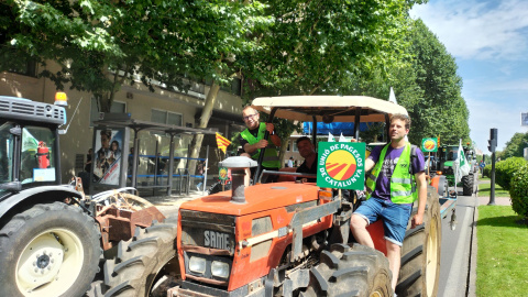 Un grup de pagesos amb un tractor manifestant-se a Madrid Un grup de pagesos amb un tractor manifestant-se a Madrid