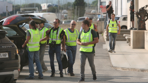 Agentes de la Guardia Civil salen tras el registro de las instalaciones de la imprenta de Constantí (Tarragona) después de dos días vigilando esta empresa por si se localizase documentación relacionada con el referéndum del 1 de octubre. EFE/Jaume Se Agentes de la Guardia Civil salen tras el registro de las instalaciones de la imprenta de Constantí (Tarragona) después de dos días vigilando esta empresa por si se localizase documentación relacionada con el referéndum del 1 de octubre. EFE/Jaume Se