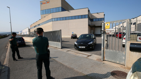 Civil Guards officers stop a car for inspection as it leaves Indugraf Offset SA printing house in Constanti town, near Tarragona, Spain, September 8, 2017. REUTERS/Albert Gea Civil Guards officers stop a car for inspection as it leaves Indugraf Offset SA printing house in Constanti town, near Tarragona, Spain, September 8, 2017. REUTERS/Albert Gea