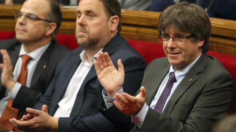 El presidente de la Generalitat, Carles Puigdemont, junto al vicepresidente del Govern, Oriol Junqueras, durante el debate en el Parlament. - EFE El presidente de la Generalitat, Carles Puigdemont, junto al vicepresidente del Govern, Oriol Junqueras, durante el debate en el Parlament. - EFE