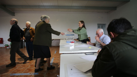 Varias personas ejercen su derecho a voto en la mesa electoral en Portomarín, Lugo a 28 de mayo de 2023 Varias personas ejercen su derecho a voto en la mesa electoral en Portomarín, Lugo a 28 de mayo de 2023