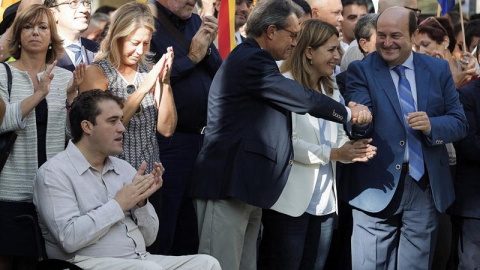 El expresident de la Generalitat Artur Mas (tercero por la derecha), saluda al dirigente Andoni Ortuzar (derecha), del PNV, en la ofrenda floral del PDECATal durante la Diada. EFE/Toni Albir El expresident de la Generalitat Artur Mas (tercero por la derecha), saluda al dirigente Andoni Ortuzar (derecha), del PNV, en la ofrenda floral del PDECATal durante la Diada. EFE/Toni Albir