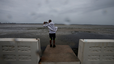 Un hombre fotografía la bahía de Hillsborough, en Tampa (Florida), donde el agua desapareció al paso del huracán Irma. REUTERS Un hombre fotografía la bahía de Hillsborough, en Tampa (Florida), donde el agua desapareció al paso del huracán Irma. REUTERS