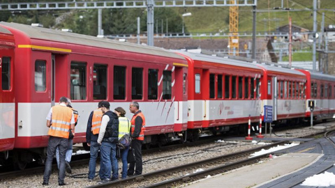 Varios policías inspeccionan el accidente de un tren en una estación en Andermatt, en el centro de Suiza. EFE/Urs Flueeler Varios policías inspeccionan el accidente de un tren en una estación en Andermatt, en el centro de Suiza. EFE/Urs Flueeler