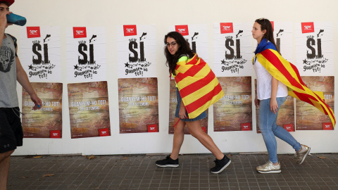 Las calles recorridas por la manifestación están llenas de carteles llamando a la movilización / REUTERS