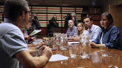 Los cuatro alcaldes de la Margen Izquierda de la ría de Bilbao, durante la reunión mantenida con el comité de empresa de La Naval. EFE/LUIS TEJIDO