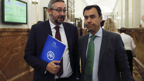 Víctor Manuel Martínez Muñoz (i), portavoz del Grupo Parlamentario Popular en la Asamblea Regional de Murcia, y Fernando Martínez-Maillo, coordinador general del Partido Popular, en los pasillos del Congreso. EFE/ Mariscal Víctor Manuel Martínez Muñoz (i), portavoz del Grupo Parlamentario Popular en la Asamblea Regional de Murcia, y Fernando Martínez-Maillo, coordinador general del Partido Popular, en los pasillos del Congreso. EFE/ Mariscal