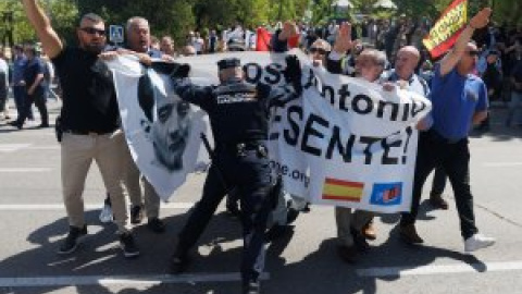 Centenares de falangistas homenajean a Primo de Rivera y se encaran con la Policía para entrar en el cementerio Centenares de falangistas homenajean a Primo de Rivera y se encaran con la Policía para entrar en el cementerio