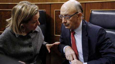 El ministro Montoro atiende a la diputada de Coalición Canaria, Ana Oramas, en el Congreso. | SERGIO BARRENECHEA (EFE) El ministro Montoro atiende a la diputada de Coalición Canaria, Ana Oramas, en el Congreso. | SERGIO BARRENECHEA (EFE)