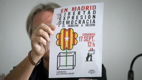 Un activista muestra el cartel del acto de 'Madrileños por el derecho a decidir', en una rueda de prensa este miércoles. EFE Un activista muestra el cartel del acto de 'Madrileños por el derecho a decidir', en una rueda de prensa este miércoles. EFE