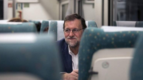 El presidente del Gobierno, Mariano Rajoy, en uno de sus viajes en AVE. Archivo REUTERS El presidente del Gobierno, Mariano Rajoy, en uno de sus viajes en AVE. Archivo REUTERS