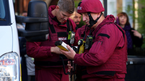 Miembros de la brigada experta en bombas trabajan cerca de la estación de metro de Londres donde ha tenido lugar la explosión. REUTERS/Hannah McKay Miembros de la brigada experta en bombas trabajan cerca de la estación de metro de Londres donde ha tenido lugar la explosión. REUTERS/Hannah McKay