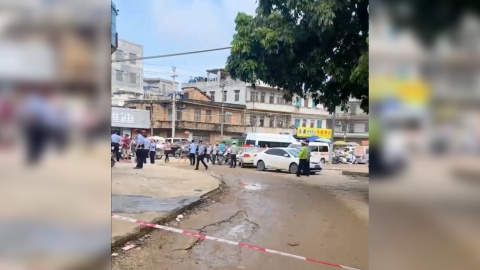 La Policía precinta la zona de una guardería que ha sufrido el ataque de un hombre con un cuchillo en la localidad china de Lianjiang, a 10 de julio de 2023. La Policía precinta la zona de una guardería que ha sufrido el ataque de un hombre con un cuchillo en la localidad china de Lianjiang, a 10 de julio de 2023.