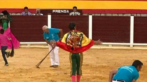 El torero Padilla se pasea con una bandera franquista en una corrida. El torero Padilla se pasea con una bandera franquista en una corrida.