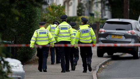 Policías caminan detrás del cordón de seguridad instalado en las casa del segundo sospechosos detenido en relación con el atentado en el metro de Londres. REUTERS/Peter Nicholls Policías caminan detrás del cordón de seguridad instalado en las casa del segundo sospechosos detenido en relación con el atentado en el metro de Londres. REUTERS/Peter Nicholls