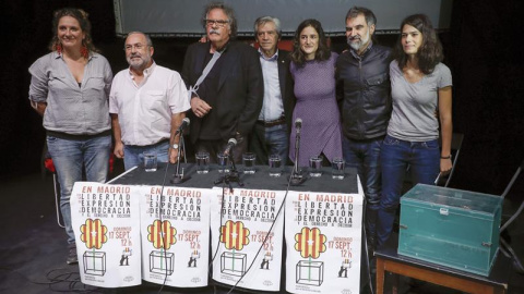 Los asistentes al acto a favor del referéndum soberanista en Catalunya organizado por la asociación "Madrileños por el derecho a decidir" en el Teatro del Barrio, en Madrid. EFE/Emilio Naranjo Los asistentes al acto a favor del referéndum soberanista en Catalunya organizado por la asociación "Madrileños por el derecho a decidir" en el Teatro del Barrio, en Madrid. EFE/Emilio Naranjo