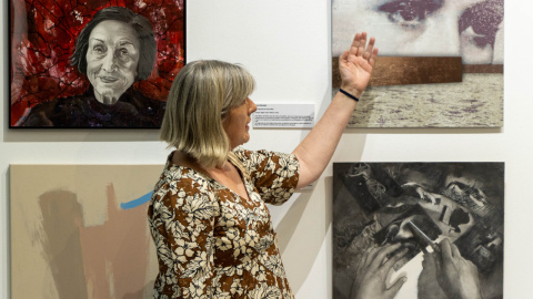 La artista Dora Román, autora de la obra 'Las lágrimas de Dora Maar', en la exposición ‘Las mujeres en la vida de Picasso’. La artista Dora Román, autora de la obra 'Las lágrimas de Dora Maar', en la exposición ‘Las mujeres en la vida de Picasso’.