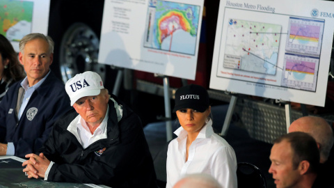 El presidente de EEUU Donald Trump y la primera dama, Melania Trump, asisten a una reunión sobre el estado de las operaciones de rescate tras el paso de la tormenta Harvey, en Corpus Christi, Texas. REUTERS El presidente de EEUU Donald Trump y la primera dama, Melania Trump, asisten a una reunión sobre el estado de las operaciones de rescate tras el paso de la tormenta Harvey, en Corpus Christi, Texas. REUTERS