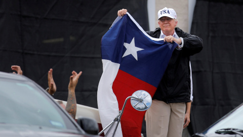 El presidente de EEUU Donald Trump sostiene una bandera de Texas tras su llegada al estado este martes, severamente afectado por el huracán Harvey, ya convertido en tormenta tropical. REUTERS El presidente de EEUU Donald Trump sostiene una bandera de Texas tras su llegada al estado este martes, severamente afectado por el huracán Harvey, ya convertido en tormenta tropical. REUTERS