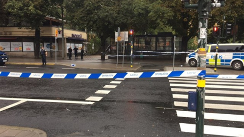 Un hombre armado con un cuchillo ataca a varios policías en una plaza de Estocolmo. 'The Local'/James Savage Un hombre armado con un cuchillo ataca a varios policías en una plaza de Estocolmo. 'The Local'/James Savage