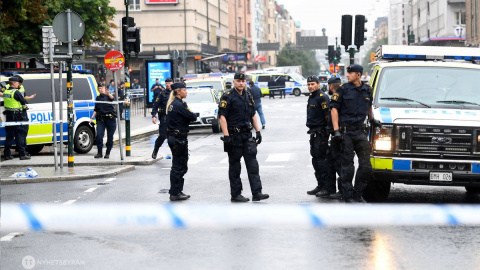 Un hombre armado con un cuchillo ataca a varios policías en una plaza de Estocolmo. TWITTER Un hombre armado con un cuchillo ataca a varios policías en una plaza de Estocolmo. TWITTER