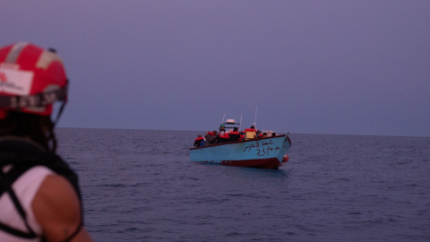 Barco de la ONG española Open Arms rescata a un grupo de migrantes Barco de la ONG española Open Arms rescata a un grupo de migrantes