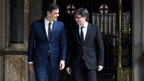 Carles Puigdemont y Pedro Sánchez, en su primera reunión en el Palau de la Generalitat, en marzo de 2016. EFE Carles Puigdemont y Pedro Sánchez, en su primera reunión en el Palau de la Generalitat, en marzo de 2016. EFE