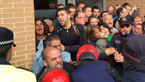 Imagen de la carga policial durante el desahucio de Anastasia en Vitoria. Imagen de la carga policial durante el desahucio de Anastasia en Vitoria.