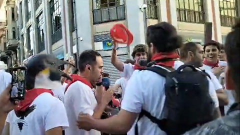 El periodista de RTVE Adrián Arnau, durante una difícil conexión en directo en Pamplona (Navarra). El periodista de RTVE Adrián Arnau, durante una difícil conexión en directo en Pamplona (Navarra).