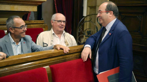 El presidente del grupo parlamentario del PSC, Miquel Iceta (d) habla con el presidente del grupo parlamentario de CSQEP, Lluís Rabell (c) y el portavoz del grupo, Joan Coscubiela (i) tras volver a suspenderse el pleno por una nueva petición para reunir El presidente del grupo parlamentario del PSC, Miquel Iceta (d) habla con el presidente del grupo parlamentario de CSQEP, Lluís Rabell (c) y el portavoz del grupo, Joan Coscubiela (i) tras volver a suspenderse el pleno por una nueva petición para reunir