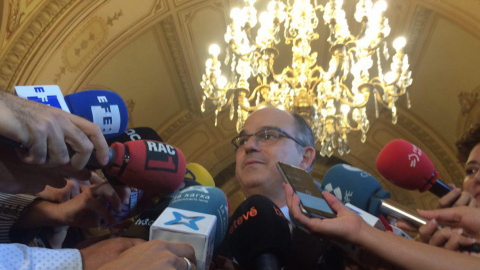 El conseller de la Presidencia, Jordi Turull, en los pasillos del Parlament. ELENA PARREÑO El conseller de la Presidencia, Jordi Turull, en los pasillos del Parlament. ELENA PARREÑO