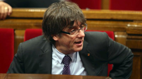 El presidente de la Generalitat, Carles Puigdemont, abandona el hemiciclo tras volver a suspenderse el pleno por una nueva petición para reunir de nuevo a la Mesa y Junta de Portavoces, tras solicitud de Junts pel Sí y de la Cup de la alteración del or El presidente de la Generalitat, Carles Puigdemont, abandona el hemiciclo tras volver a suspenderse el pleno por una nueva petición para reunir de nuevo a la Mesa y Junta de Portavoces, tras solicitud de Junts pel Sí y de la Cup de la alteración del or