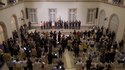 El presidente de la Generalitat, Carles Puigdemont, acompañado por los miembros de la mesa durante la declaración institucional tras la firma de la convocatoria del referéndum y la aprobación de la ley esta noche en el Parlament, en Barcelona. EFE/Ale El presidente de la Generalitat, Carles Puigdemont, acompañado por los miembros de la mesa durante la declaración institucional tras la firma de la convocatoria del referéndum y la aprobación de la ley esta noche en el Parlament, en Barcelona. EFE/Ale